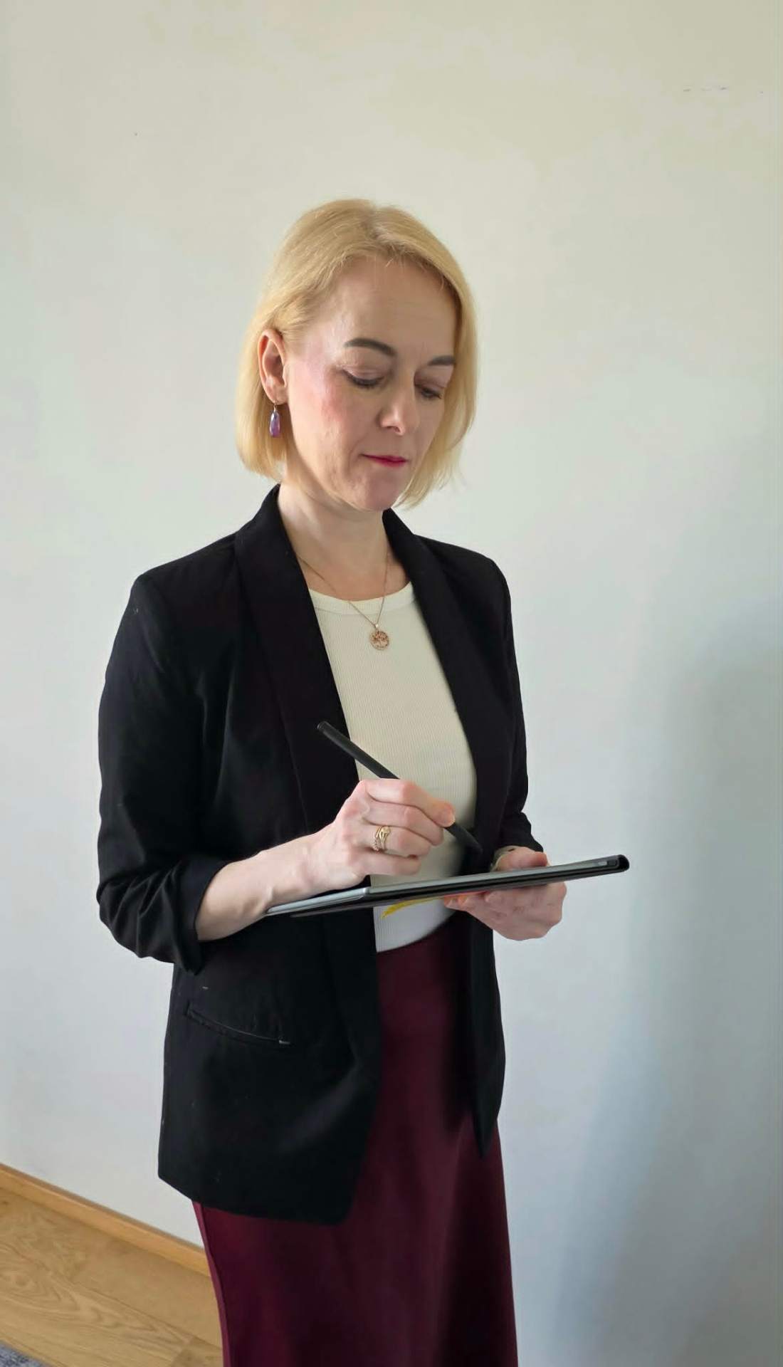 Signe, Acromo asutaja ja raamatupidaja
