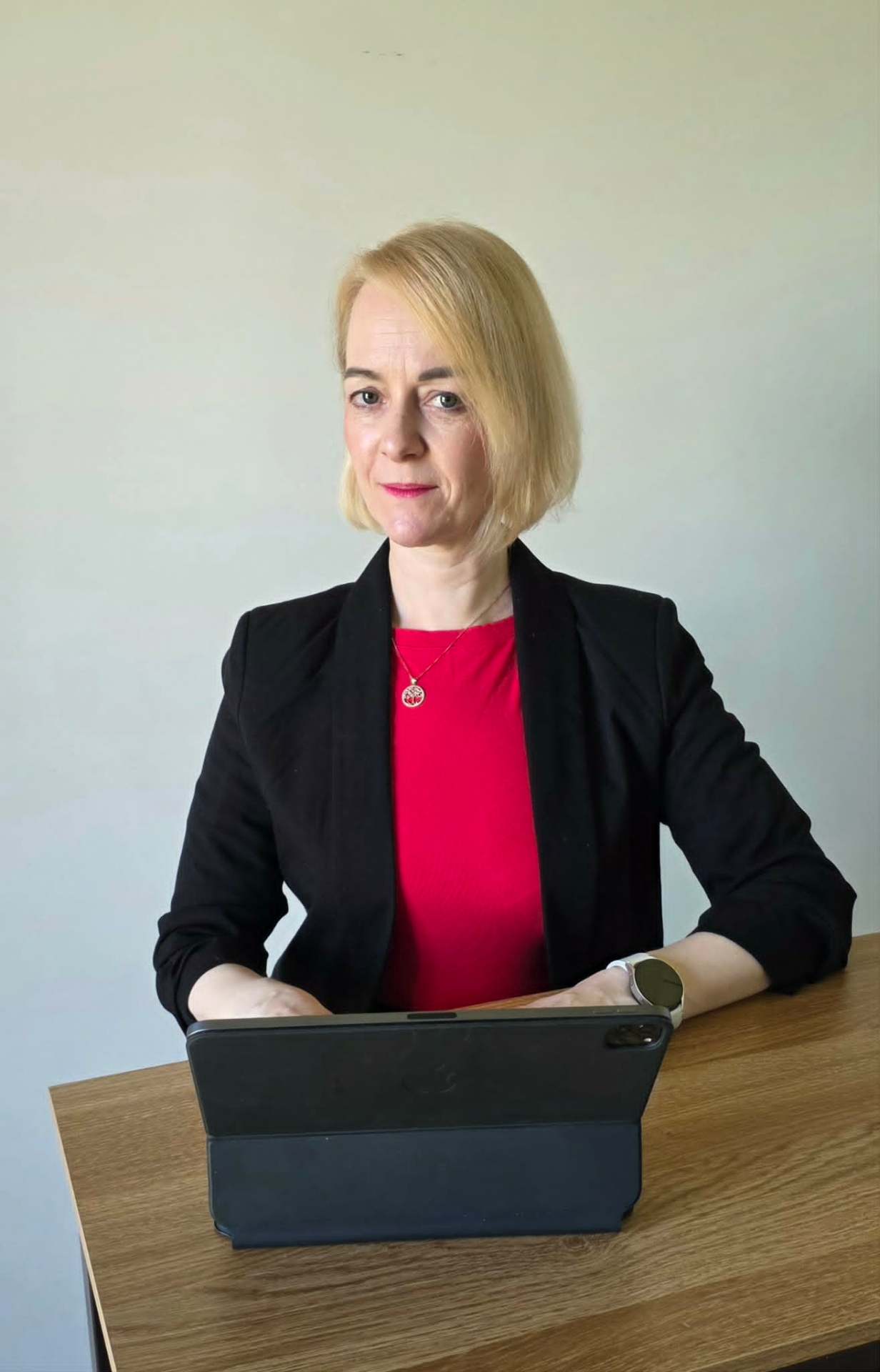 Signe, Acromo asutaja ja raamatupidaja